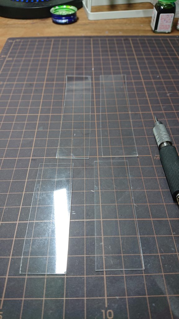 羽は透明プラ板を