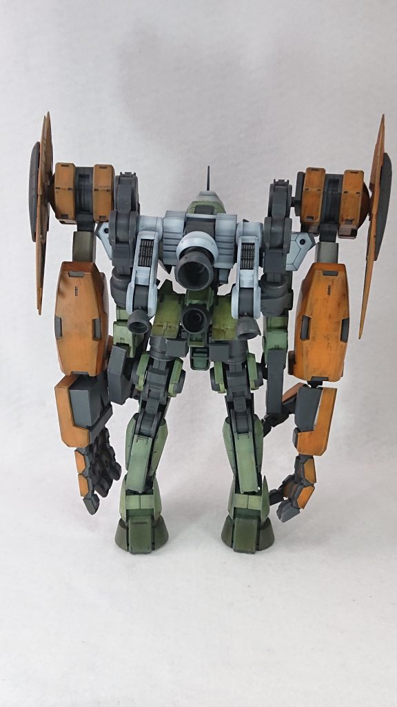 背面
スラスター部分にしいたけディテールを追加
腕部分は1/144ヴァーチェの足を使用
足が全体の重さに負けるのでストッパーを自作し自立させています
