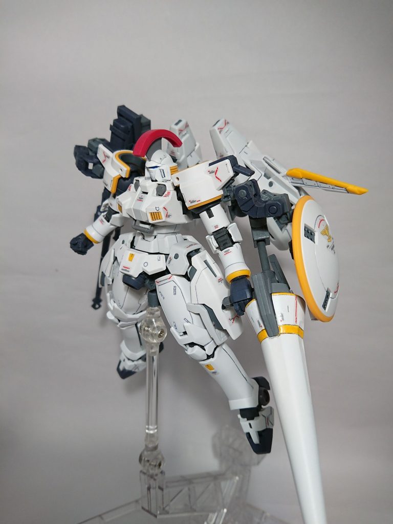 完全再現は難しかったのでそれっぽく作っただけです。
設定画を見てもシールド懸架アームにランスがどう接続されてるかよくわからなかったので
プラ板をコの字型に組んでボールジョイントで接続して手首と2点で保持してます。