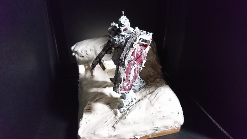 今回ジオラマで特にこだわったのは機体に付着した雪の表現です