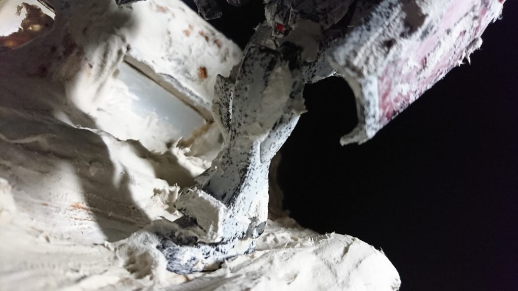 それに合わせて足元の雪の盛り方や道路の雪の溶け具合やタイア跡なども意識して制作しました