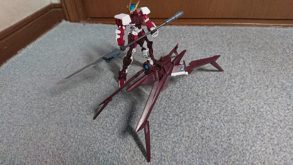 背中のはノーネイムユニットにちょっとだけ手を加えた物でなんか変形します