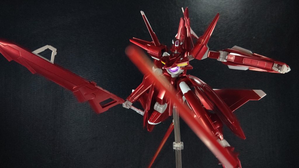 ## 『やっぱ戦争は白兵じゃねェとなァ！！』
あんまりわからないかもしれませんが
GNビームサーベルはアルケーガンダムの疑似GNドライヴの毒素の感じを出すため
ロイヤルメタレッドでなく普通のレッドで塗りました。

いや別のショットも撮ればよかったんですけど・・・