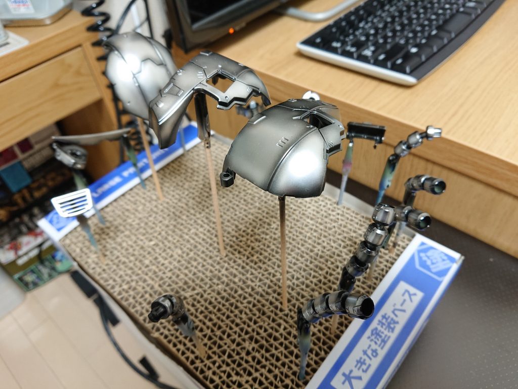 最後はこの上から、調色したクリアーレッドを均一に重ね吹きしました。多分5回くらい重ね吹きしたと思います。