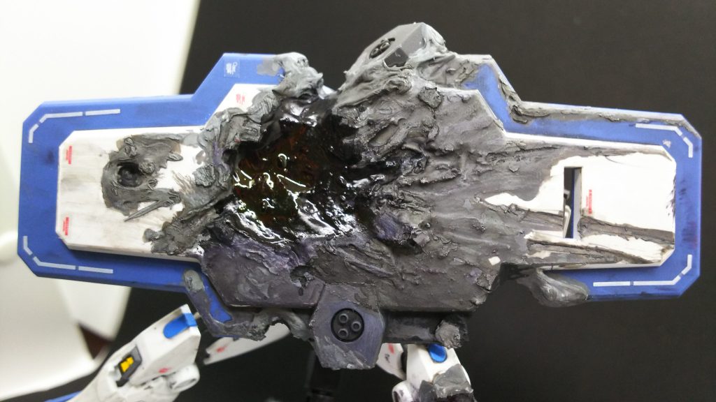 ガーディアン・シールド正面。穴をあけ、ラッカーパテを盛りまくりました。その後、ガンダムマーカーで塗装。着弾点付近は赤を少し入れて赤熱化を表現。