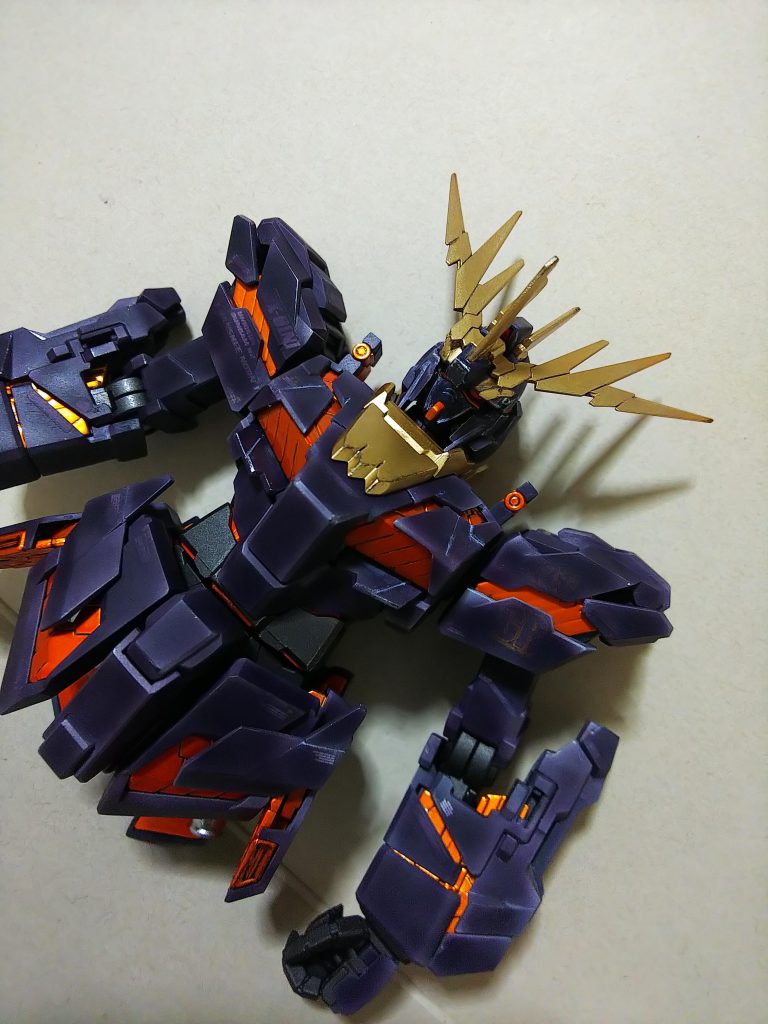 ボディーの色はロシアンブルーとネイビーブルーを混ぜて  デカールは剥がれなかったのでそのまま塗装