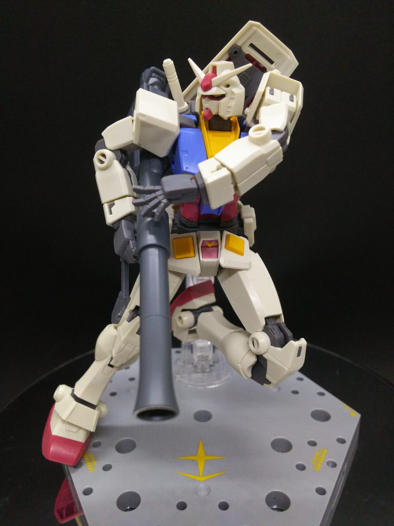 リバイヴ版からバズーカを借りて1枚。個人的にガンダムはバズーカ装備がお気に入りなので付属しないキットはモヤモヤします笑