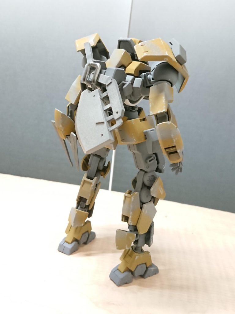 バックパックはグレイズ地上用、脚部の一部装備はゲイレール、腕部装甲の一部はシュヴァルベと同型であり、あえて旧式の装備を多用している。これはパイロットがゲイレール主力時代の者ばかりでレギンレイズの使用感を拒んだためとされる。