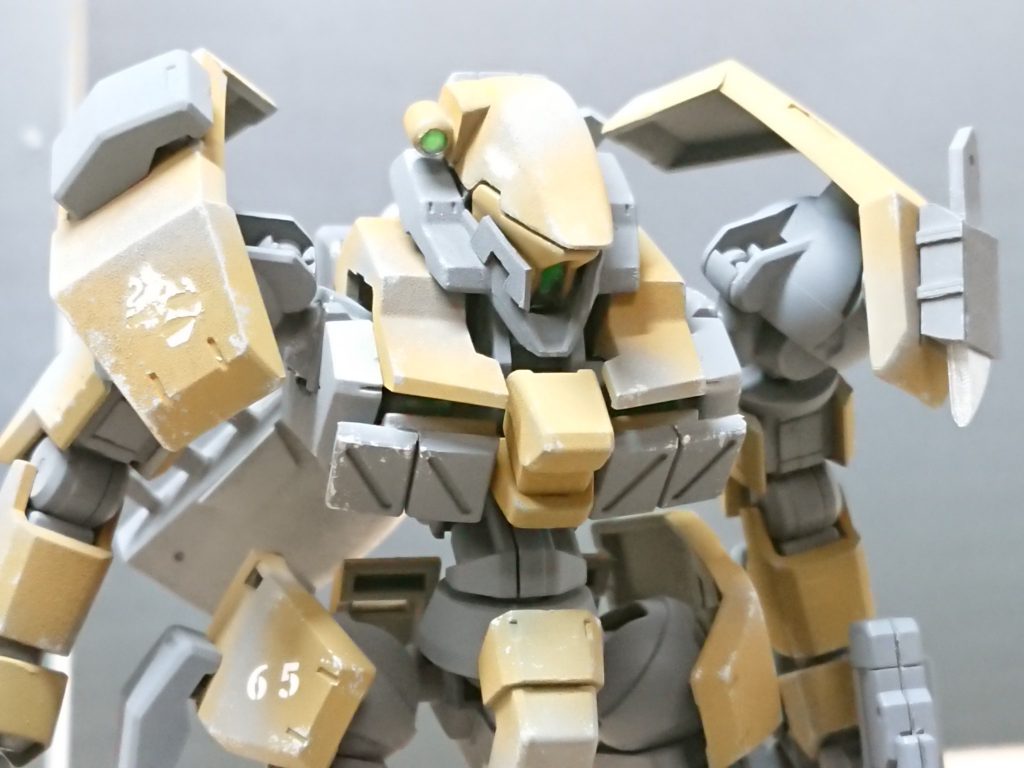 頭部には高感度センサーユニットを装備し、悪天候でも地形データや敵機の位置をリアルタイムで収集し続ける。