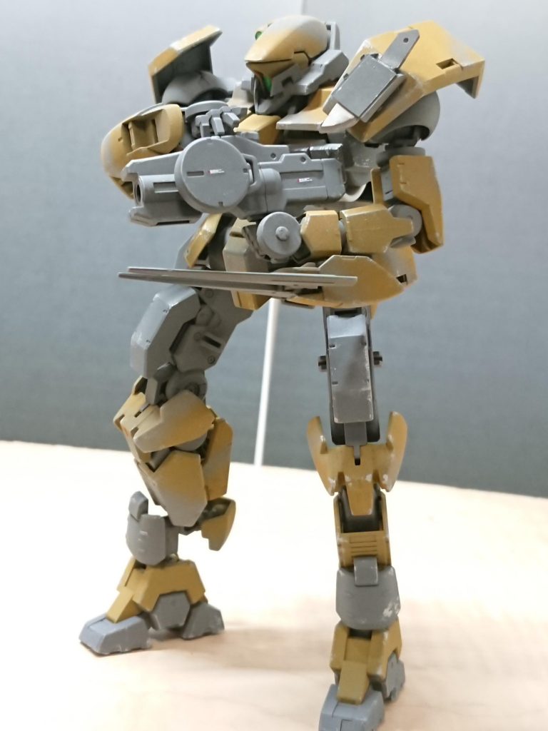 レギンレイズ用のショートバレルライフル。マガジンはドラム式で対MS用に撤甲弾が装填されている他、通常弾のマガジンに変えることもできる。