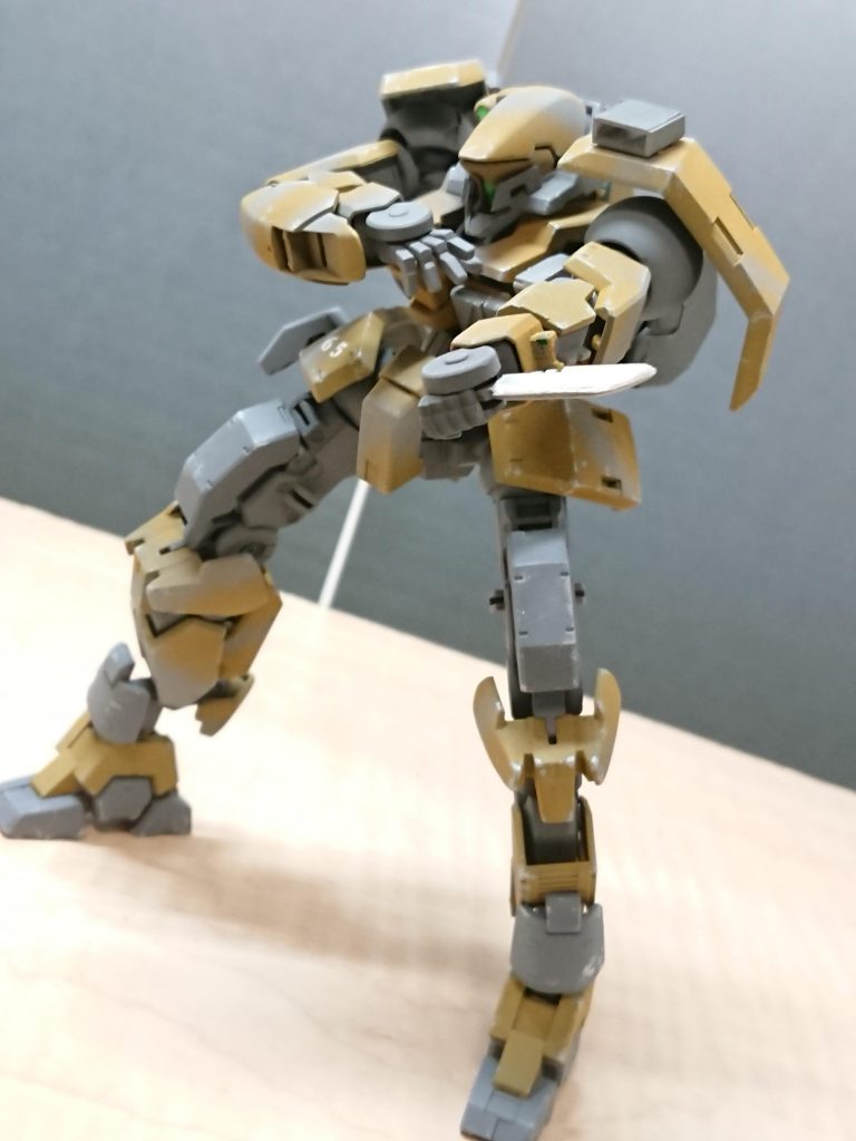 コンバットナイフ
局所攻撃用小型ナイフ。ごく至近距離で効果を発揮する。