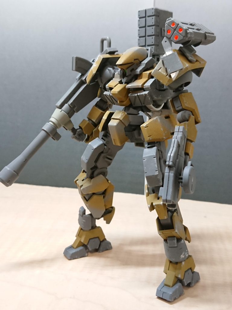 フル装備状態
ミサイルパックで重武装化しているが、ほぼ全ての武装がパージ可能な仕様で長期戦にも支障がないように配慮されている。