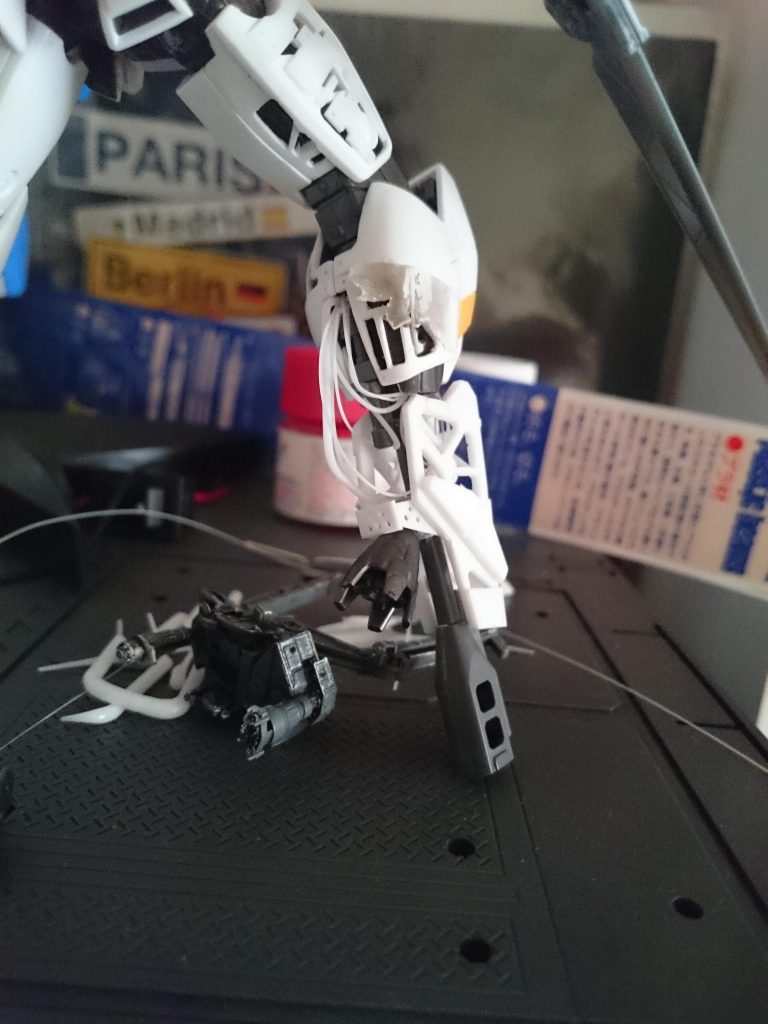 脚部の加工途中です。
破損部位はプラ板で温めて歪ませて、千切って貼り付け内部爆破を演出してみました。
また、砲身は1/144オリジン旧ザクに付いてたジャンクです。