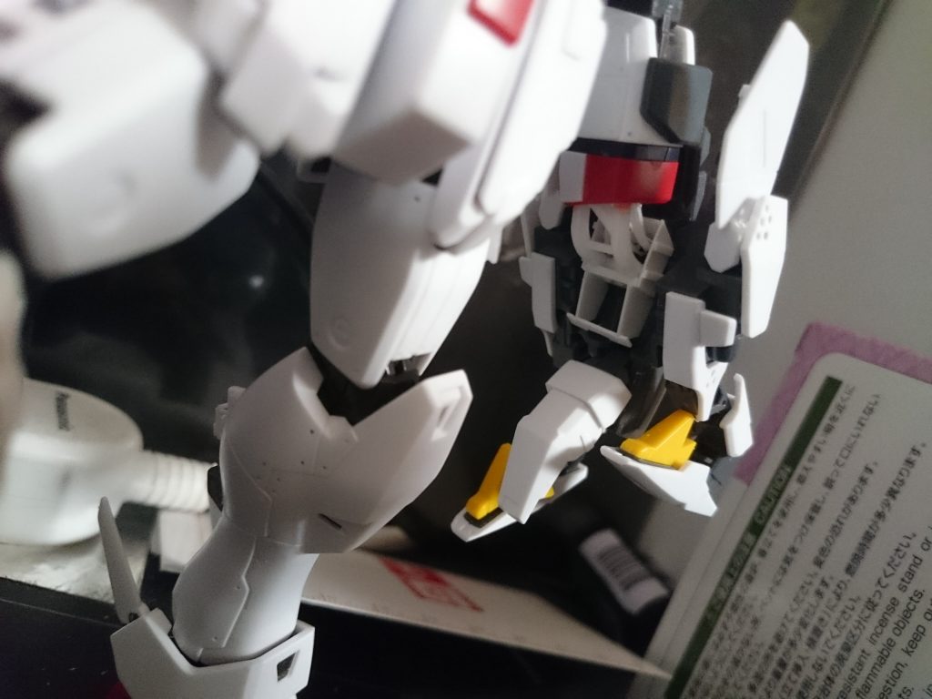 腕部の裏でトリレスフレームを追加してハーネスで動力を繋いで動かしているイメージで作りました。