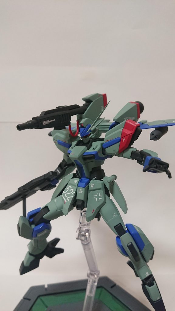 肩部ビームキャノンはほぼスクラッチです。ポリキャップで可動もします。
ドラグーンのキャノンにデザインを似せるのに苦労しました。