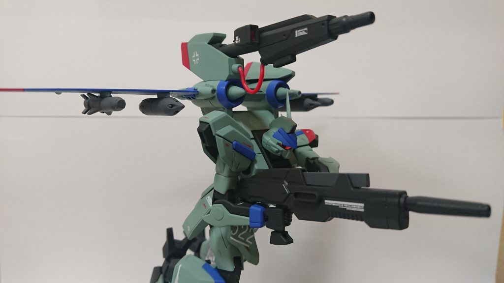 ウィンダムは首の可動が良好で、かつジェットストライカーも可動するため、こんな「突撃形態」のようなポージングもとれます。