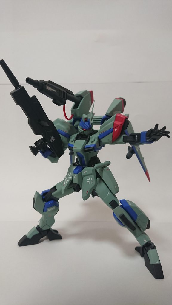 本体については足首を改造しています。
足首の内側を削るとポリキャップの可動範囲が拡大して、開脚時の安定性が増すのでオススメです。