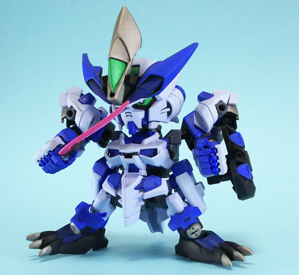 基本形態『潜士アストレイ』。
バックパックをバックラーに、兜部分の装飾をショートソードとして使用します。