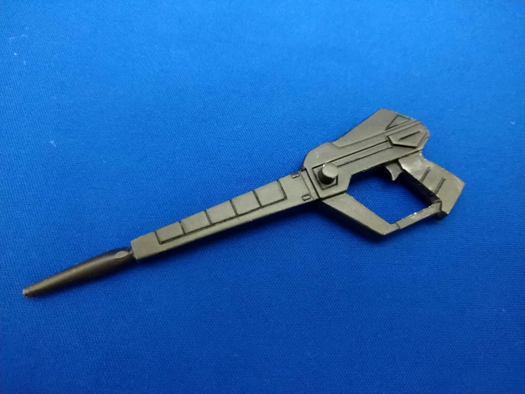 専用ライフル。 合わせ目処理後にタガネでモールド彫り直し