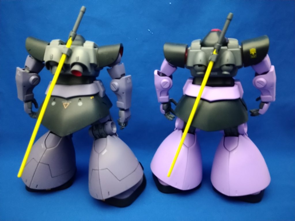 対比。MGドムとリアスカートの長さとバックパックの形状に差異があります。