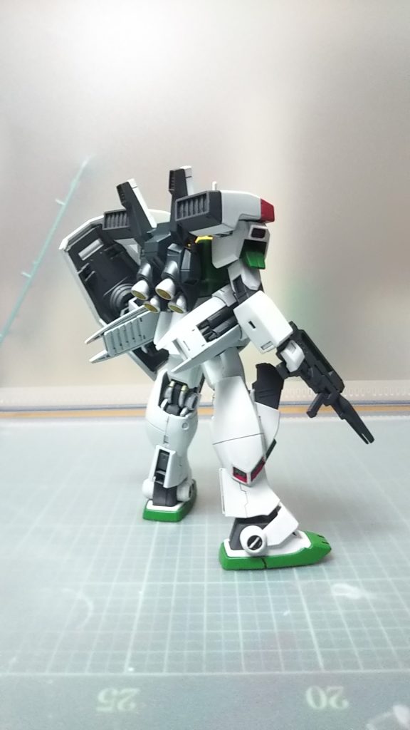 メインバーニアは外シルバー、内ゴールドで塗装しましたがなんかイマイチ。

腰のミサイルランチャーはマスキングで塗り分けてみたもののはみだしが多くてなかなか難しいですね。