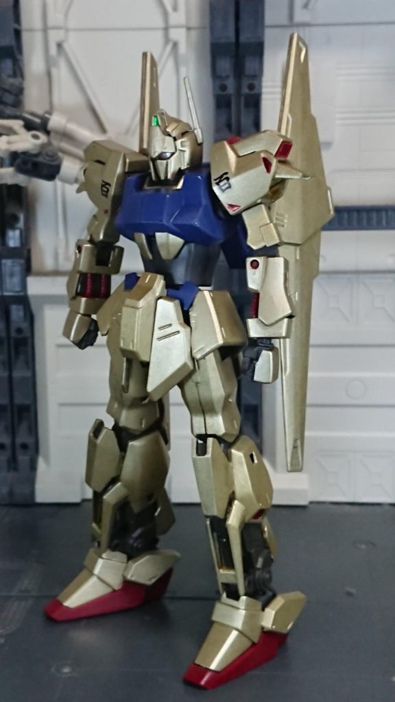 本体カラー以外は
センサーと百マークのシール
肩の赤部分とバーニアとライフルの部分塗装くらいです