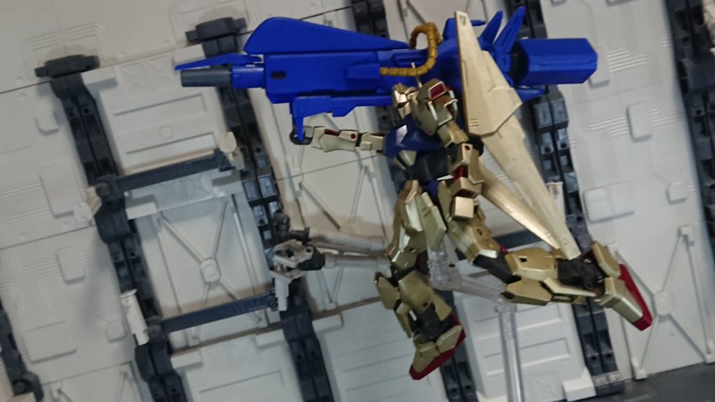 メガバズーカランチャーに牽引されてるポーズ
ギリギリなんとか肩に乗せられます