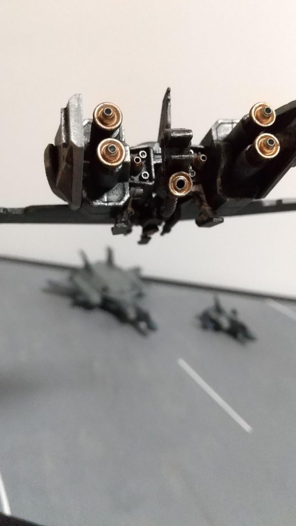 機体下部の機銃、弾倉はビームサーベルで守られる。