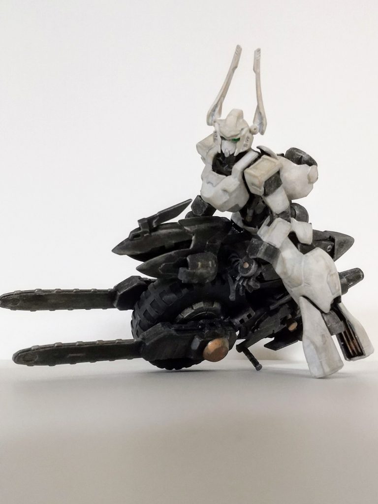 乗りこなせるパイロットがいないまま、研究所で保管されている。