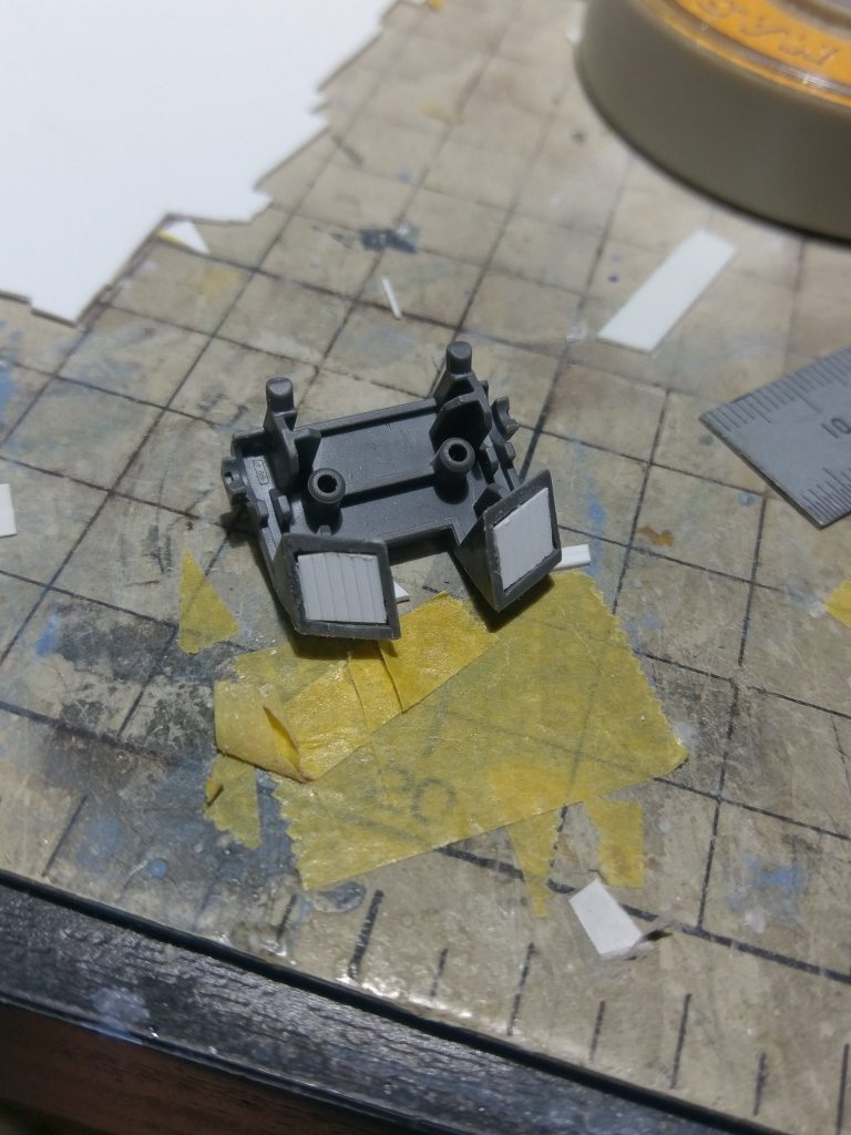 ランドセルのMSV仕様への改造です。
スラスターのディテール部を丁寧に切り取り、スジ彫り入りのプラ板を取り付けてます。