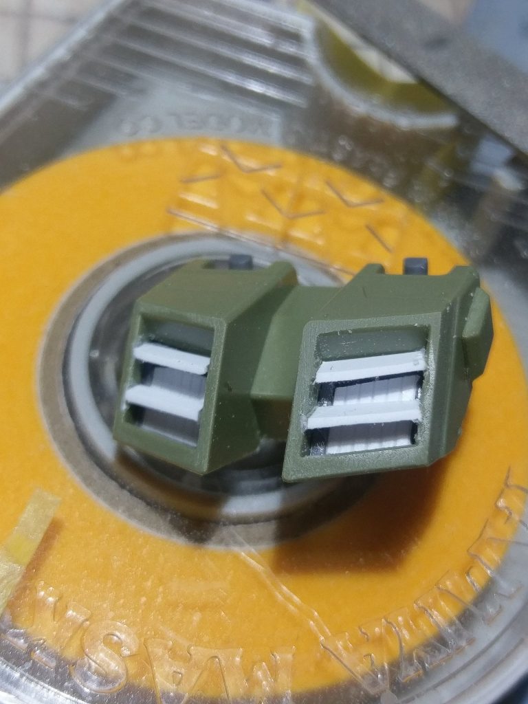 本来、外装のフィンは3枚ずつですが、隙間が狭くなりせっかくのインナー改造が見えなくなるのでフィンを2枚に減らし間隔を大きめにとって中が見えるようにしました。