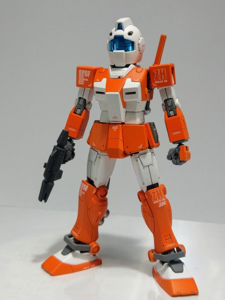 ジム・インターセプトカスタムのキットをベースにライトアーマーの記号を足していく感じで製作しています。
くるぶしは「外装を取り外して、支持フレームが露出している」という風にして軽装甲を演出するようにしています。