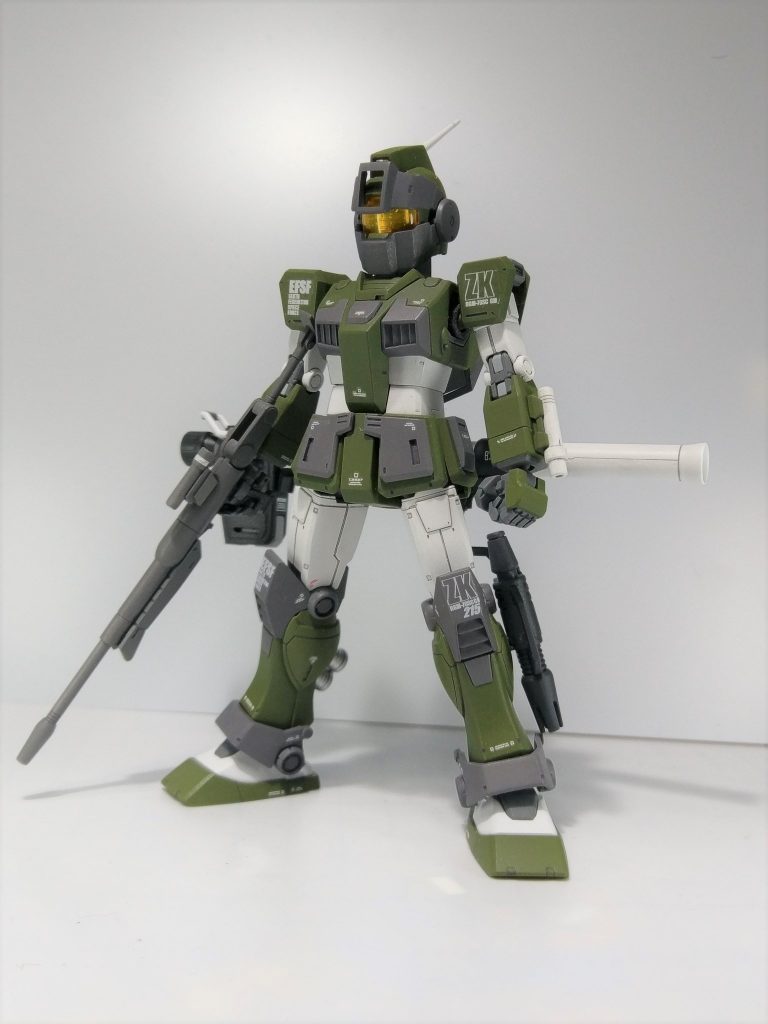 キットの出来が素晴らしいので頭を載せ替えた以外はほぼストレートに組んでいます。
ボックスタイプビーム・サーベルはライフルの添え手に装備されてるほうが使いやすかろうというのと、左側を手前にして展示するので左腕につければすべての装備が見られると思い左腕に装着させています。