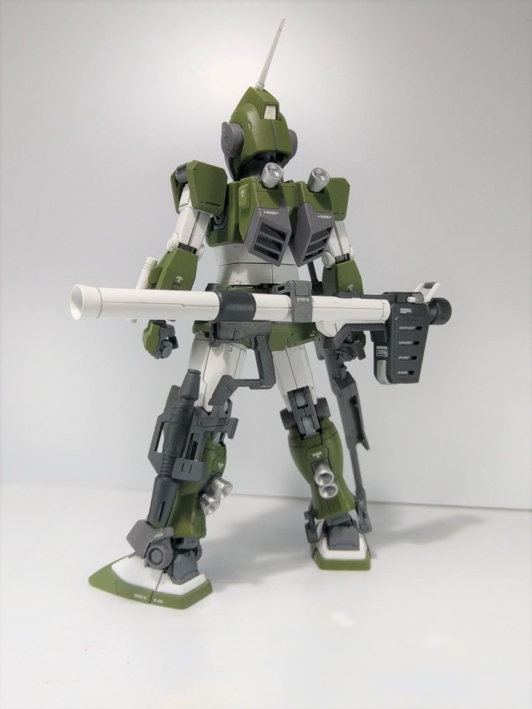 ライフルを持たせると当然のことながらラックが空いてしまい、少々間が抜けてると思ったのでRGガンダムのハイパー・バズーカを拝借して裏側から真鍮線で接続しています。
キットのランドセルはMSV-Rの「シモダ小隊仕様」と同じスラスターが露出しているタイプでしたので好みでMSV仕様に改造しています。