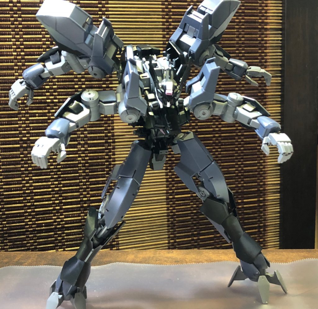 グシオンリベイクみたいに腕を4本にしてみました。これはこれで満足でしたがグレイズ・アインの脚を使うためすぐにこの案は没になりました。