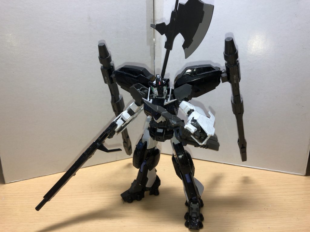 この姿は｢レラジェ｣と言う悪魔の姿になります
長距離狙撃も視野に作られた専用のライフルはナノラミネートアーマーを持つ機体でも歯が立たない特殊弾を使用したものとなります
また小型のナイフも装備しているのである死神と同様のジャマーを使い、背後からコクピットを一刺しと言ったまさにハンターのような戦い方をします