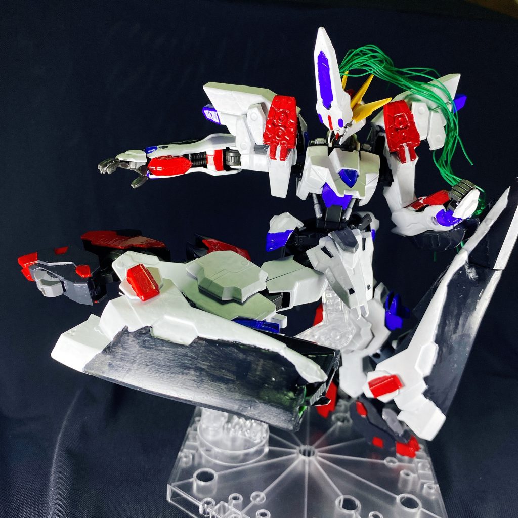 脚部シールドは折り曲げる事によって、運動エネルギーを使用した物理破砕兵器（≒ハンマー）となります。