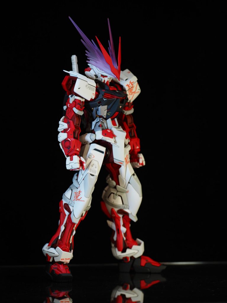 まずは、本体から。
今回は、完成済みの現物が手元にあったため、塗り分けパターンをじっくり考える事が出来ました。
基本的には、メタルビルドのアストレイの塗り分けを参考に塗装をしました。
頭部エフェクトパーツは、紫寄りの色に変更してます。