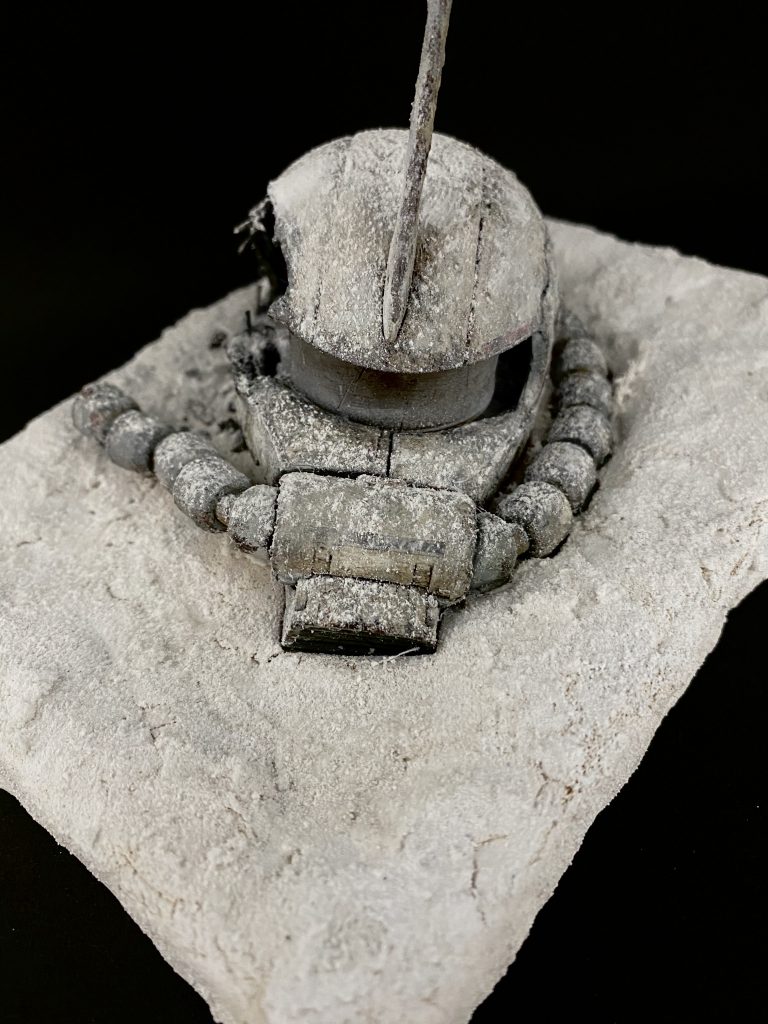 最後に石膏で雪を降らせています。
この時ダイソーの糊スプレーが活躍しました。
んでもって埋まっているという所も自然と風化していったことが想像できると思います。