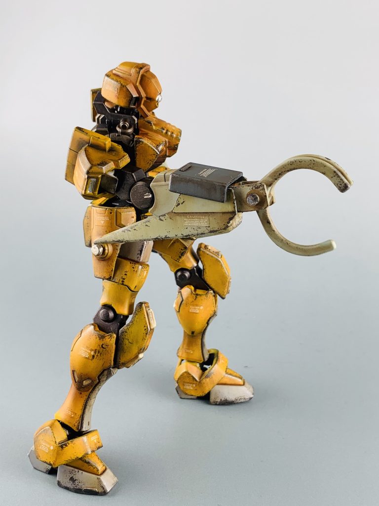 作業用アームは糸ようじを加工しています。