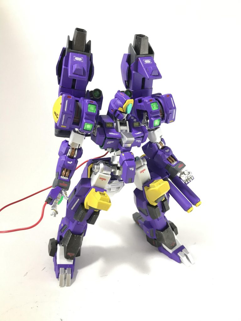 各所にミサイルなどを内蔵装備している
重装備であるが機動性は相当なもの