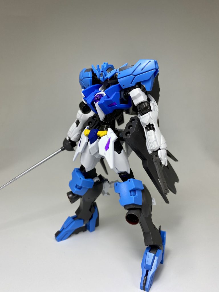 多数のスラスターとバーストサーベル、ハンターエッジによる一撃離脱を得意とする強襲戦闘型。