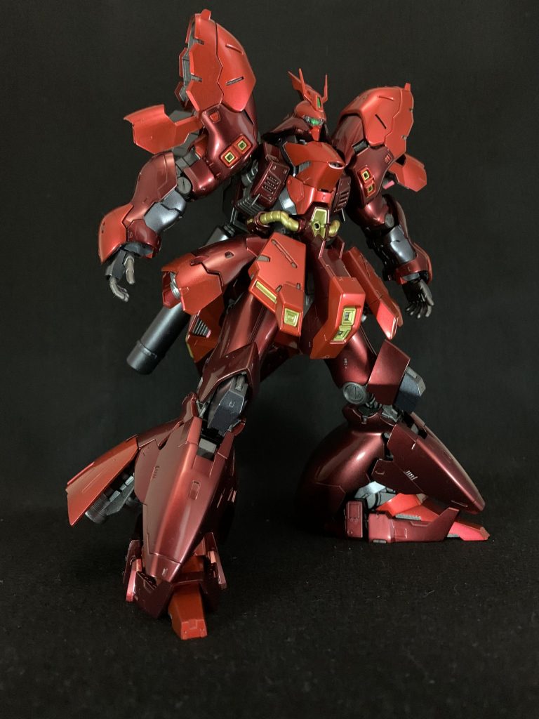 立ち姿その2。モノアイ等のグリーンはシルバーの上にクリアグリーンを軽く吹いただけなのですが、おかげでライトで照らすといい感じに反射してくれます。