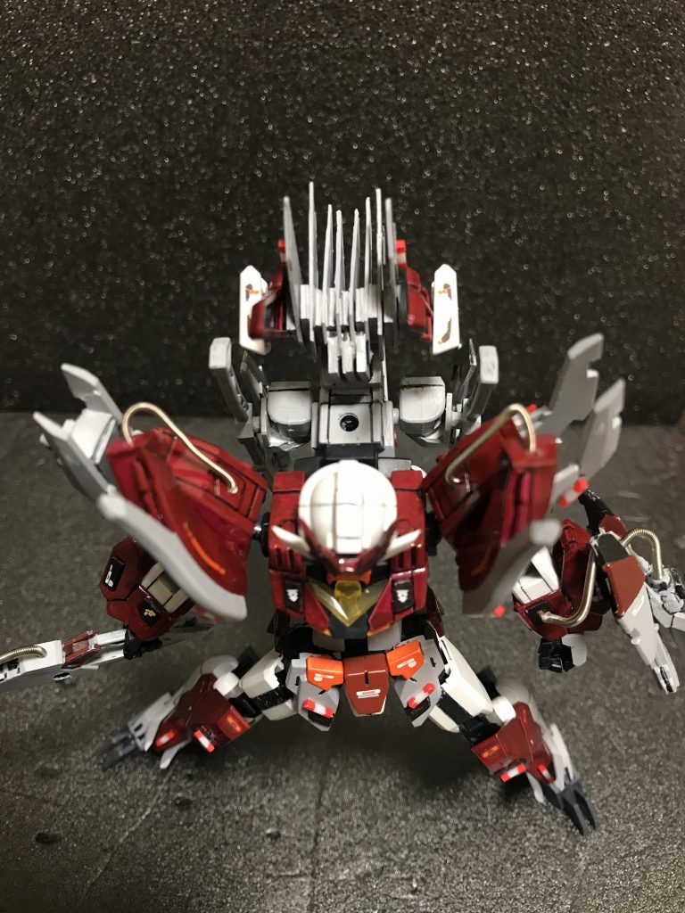 バックパックの上部分は取り付ける穴を前後に2個開けてますのでポージングに合わせて変えます^_^