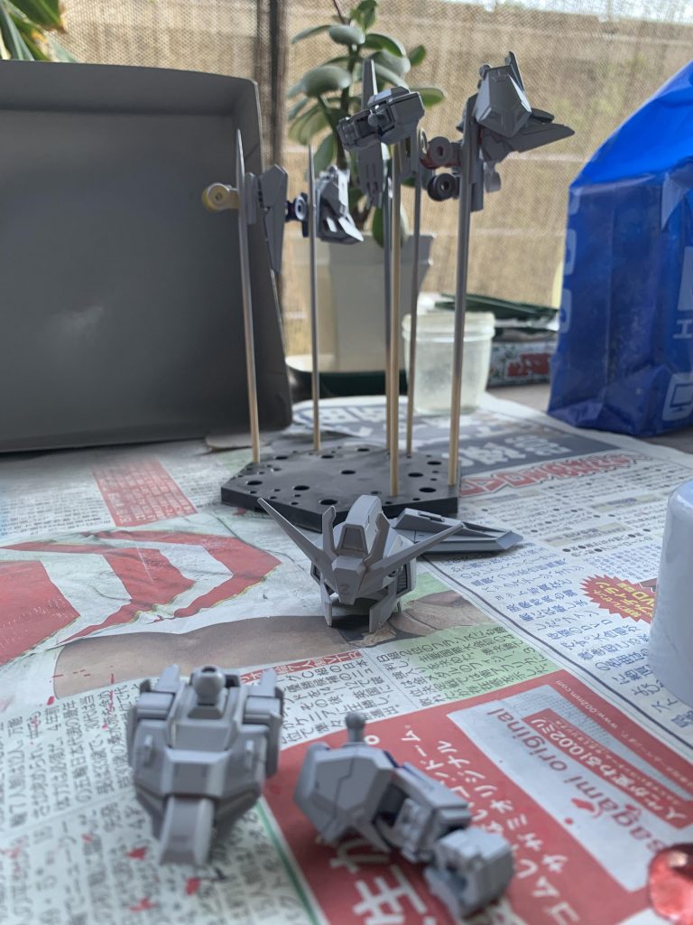 初のサフ吹き。昔からサフ状態はSEEDの電源切れてる状態ぽいなぁと思ってました。実際吹いてみてどれくらい吹くのが正解か分からなかったですw