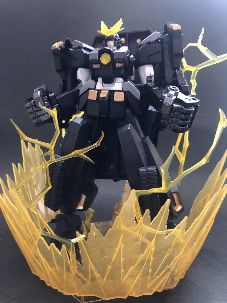 ## クロガネ・究極金剛雷電形態
金剛雷電形態のクロガネがゲンブの甲羅(盾のみ)を背負い、レイキと脚部を交換した状態。
金剛雷電形態の弱点だった機動力は、レイキ脚が上半身の超重量を支えることで克服された。
武御雷と火雷を2本同時に扱えるようになり、近接戦闘で右に出るものはいない。