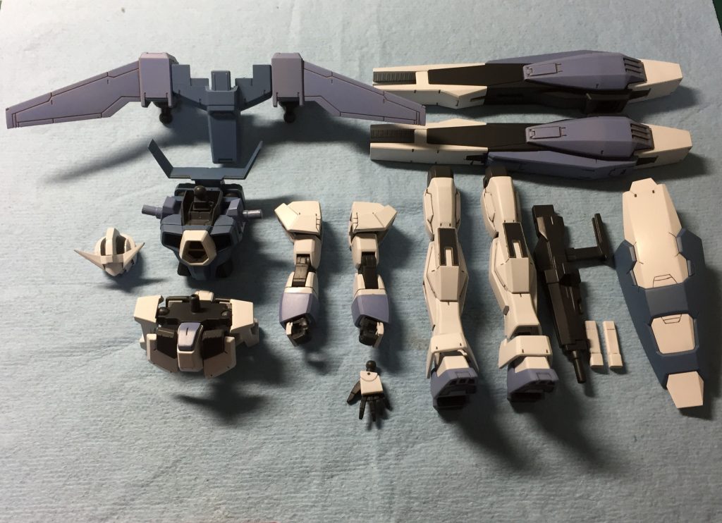 本体の塗装終了。
シールドや肩の一部にはスジ彫りしてます。かなりガタガタの線…これは練習してきます。
塗料はMr.カラーの青系、白、グレー
関節にはジャーマングレー。
細かく見るとマスキングのミスがあるのでサラッと、サラッと👍を押して見て行って欲しいです…(欲を言いましたすみません)