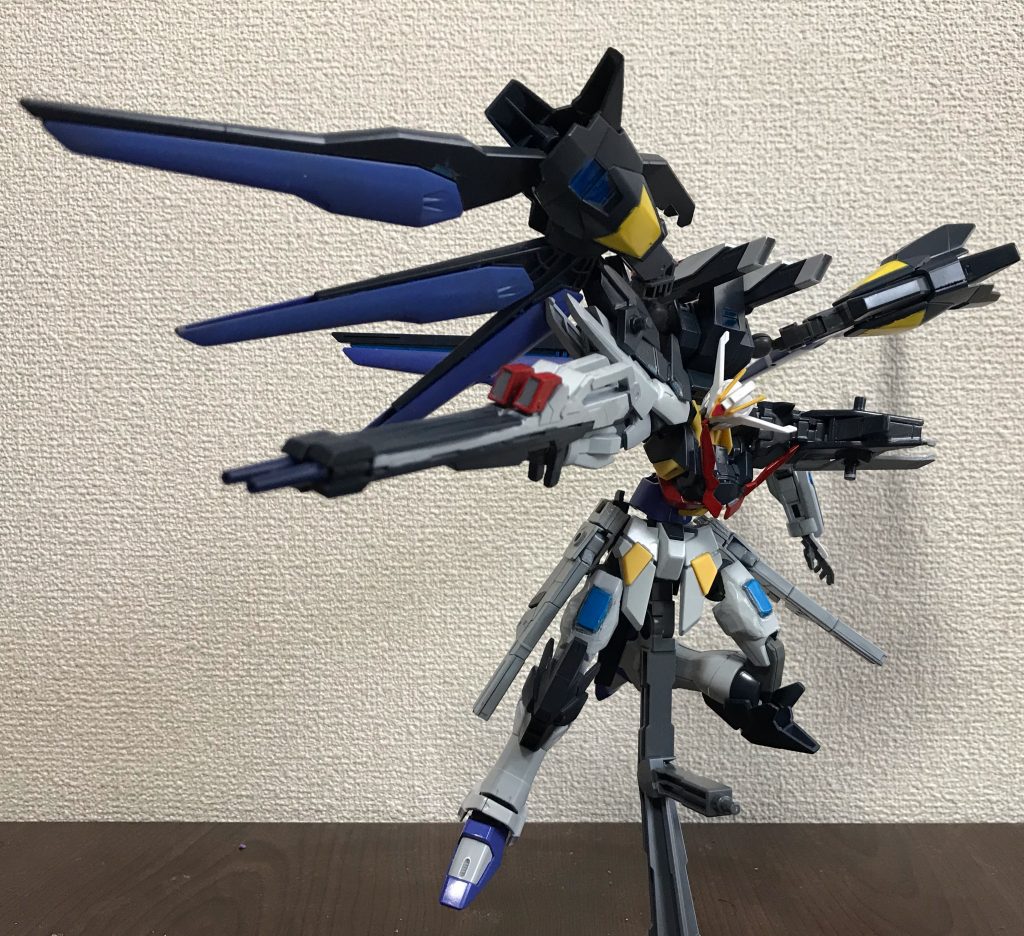 ライフルを構えてさせてみました。
バックパックが重いせいで前方向の屈伸をつけるのに一苦労…~_~;
これは今後の課題になりそうです。
ライフルはアメストフリのものを二つ使い、ネオジム磁石を仕込んで組み合わせられるようにしました。カラーリングはストフリのライフルの色を元にしています。(センサー部分の塗り忘れは…気にするなっ…！)