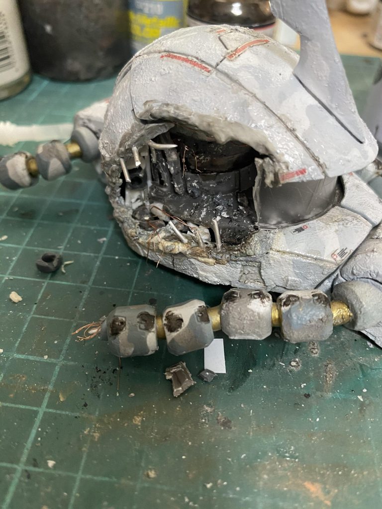 被弾後の中身はこんな感じでまだ作り途中です…w
それなりに荒れてる感じにしたかったのでこの後結構ジャンクを追加しましたw