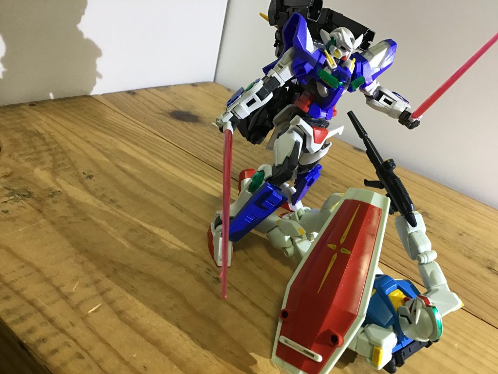 0ガンダムがエクシアの下に回り込みビームを放つ！